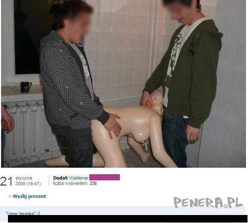 Meski trójkąt z plastikową lalą
